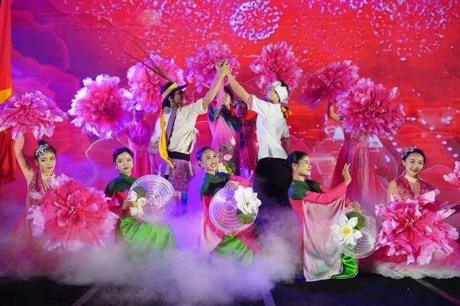 Un spectacle de danse lors de la célébration du printemps à la frontière et du Festival des peuples de la frontière Vietnam-Chine 2025. Photo : VNA.