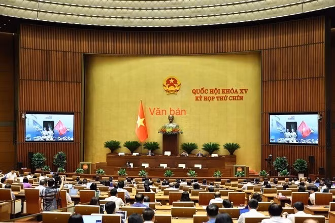 Les députés discutent en séance plénière du projet de loi sur la participation à la force de maintien de la paix des Nations Unies. Photo : VNA.