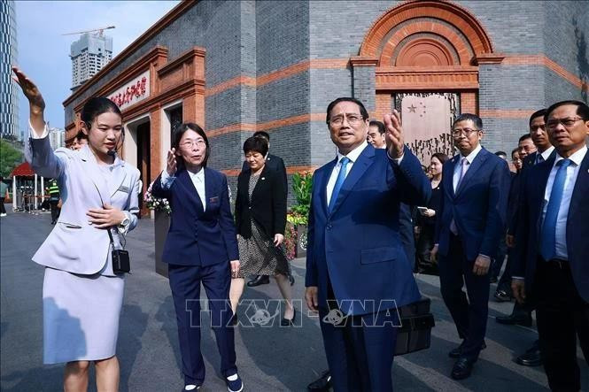 Le Premier ministre Pham Minh Chinh visite le mémorial du premier Congrès national du Parti communiste chinois (PCC), à Shanghai. Photo : VNA.