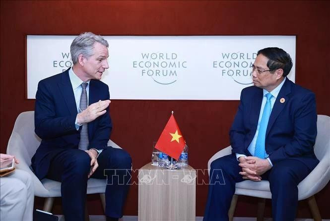Le Premier ministre Pham Minh Chinh (à droite) rencontre Peter Körte, membre du directoire et directeur de la technologie et de la stratégie de Siemens AG, à Tianjin, le 25 juin. Photo : VNA.