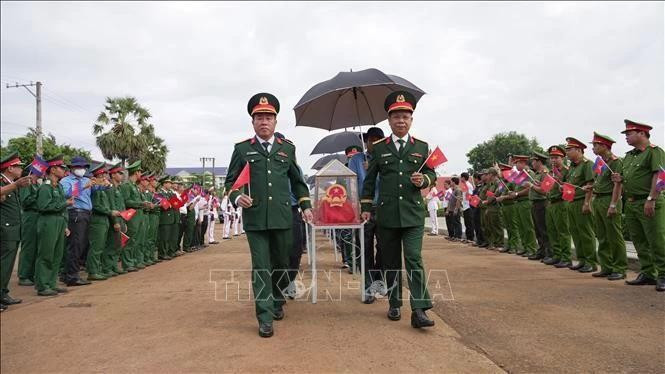 Cérémonie de rapatriement des restes de 172 soldats volontaires et experts vietnamiens tombés au Cambodge au poste frontalier international de Xa Mat. Photo : VNA.