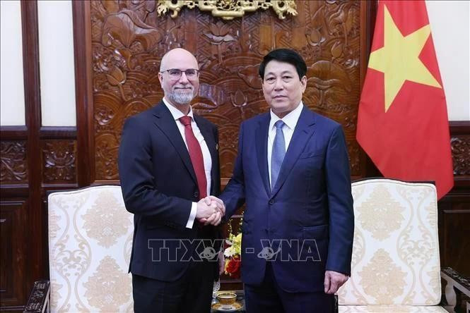 Le président Luong Cuong (droite) et l'ambassadeur du Canada, Shawn Perry Stei. Photo : VNA.