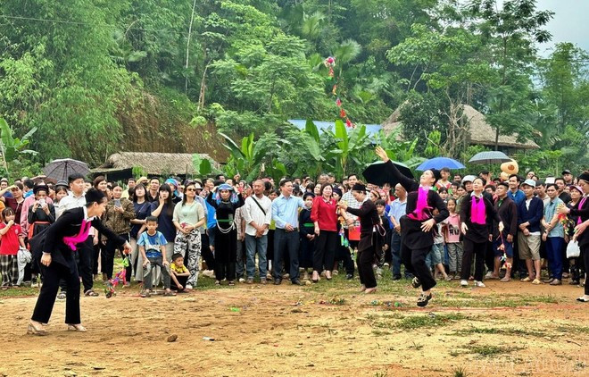 Fête du lancer de balles en tissu (ném còn), organisée en avril à Bao Yên, province de Lao Cai. Photo : baolaocai.