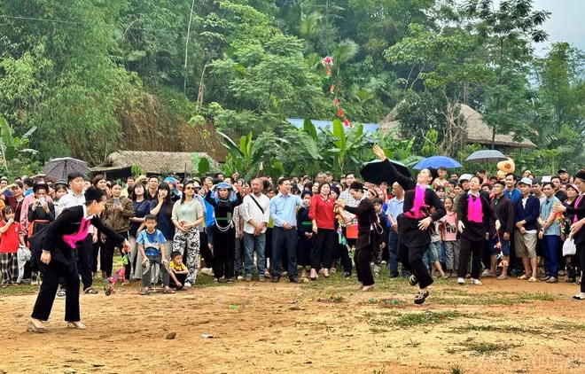 Fête du lancer de balles en tissu (ném còn), organisée en avril à Bao Yên, province de Lao Cai. Photo : baolaocai.