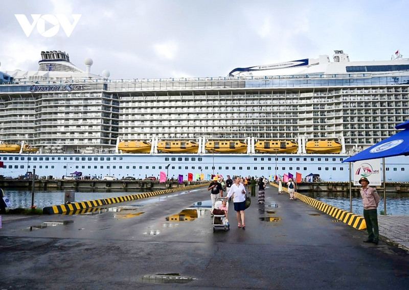 Un navire de croisière international accoste au port de Chan May (Hue) à la mi-octobre 2025. Photo : Collaborateur Hoang Hai.