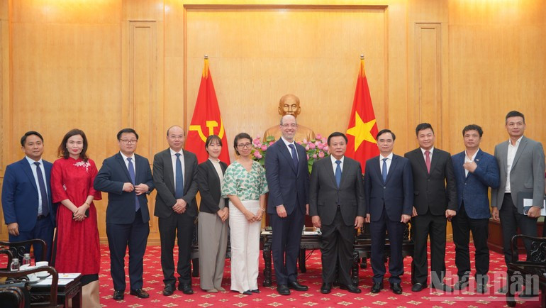 L'Académie nationale de politique Ho Chi Minh renforce sa coopération en matière d'application de l'intelligence artificielle