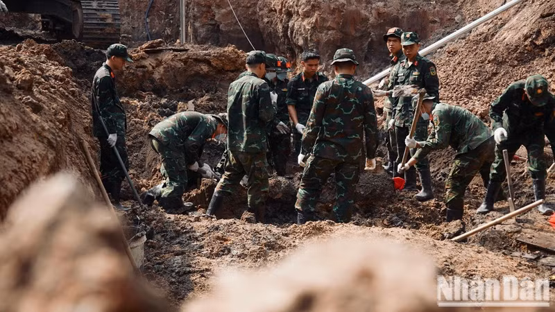 Les équipes de recherche et d'exhumation poursuivent leurs opérations dans le secteur B du parc Le Thi Rieng. (Photo : LE THANH)