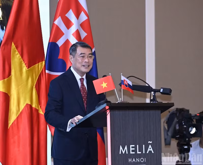 Le Premier ministre Le Minh Hung s'exprime lors du Forum des entreprises Slovaquie-Vietnam.