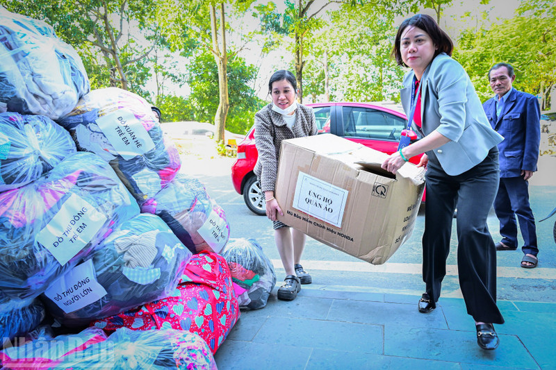 Les cadres et enseignants de l’École primaire Nguyen Binh Khiem, dans le quartier Viet Hung (Ha Noi), apportent des vêtements pour soutenir les habitants touchés par les pluies et les inondations dans les provinces du Centre et du Tay Nguyen.