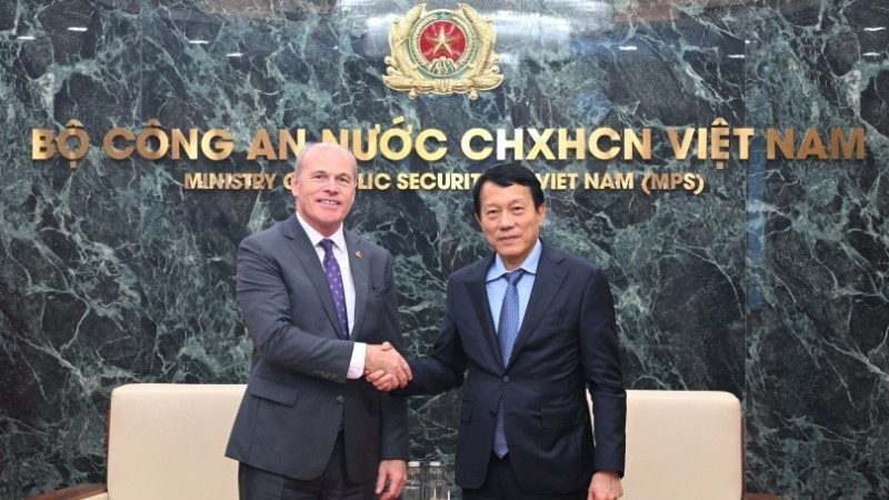 Le ministre Luong Tam Quang (à droite) a souhaité la bienvenue à l'ambassadeur James Nickel pour le début de son mandat au Vietnam. Photo : bocongan.gov.vn