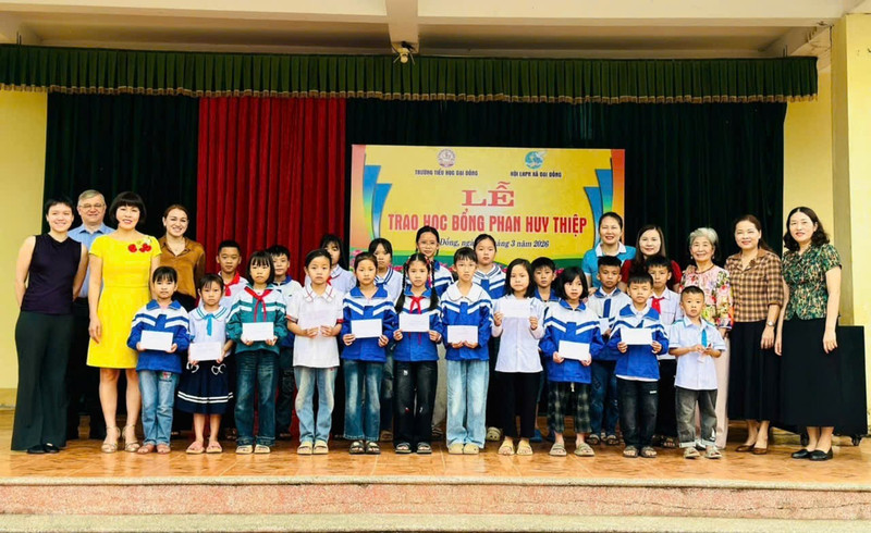 Une famille d'origine vietnamienne en Hongrie attribue 20 bourses à des élèves de Nghe An