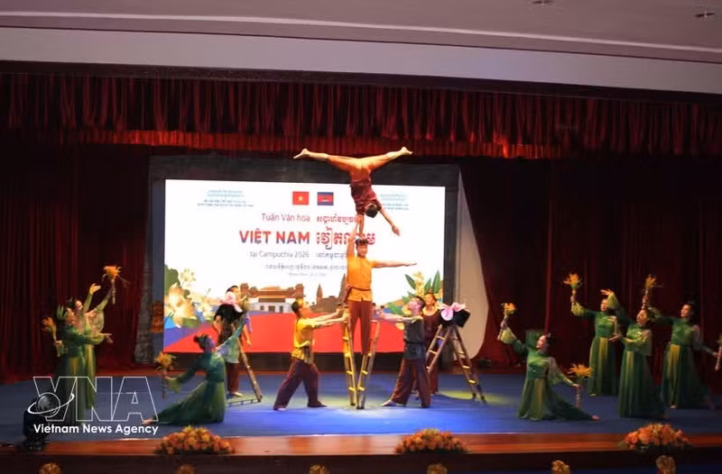 Spectacle «Le bambou vietnamien» lors du programme artistique inaugurant la Semaine culturelle du Vietnam au Cambodge 2026. Photo : VNA.