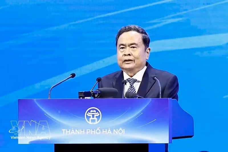 Le président de l’Assemblée nationale, Trân Thanh Mân, s'exprime lors de la conférence. Photo : VNA.