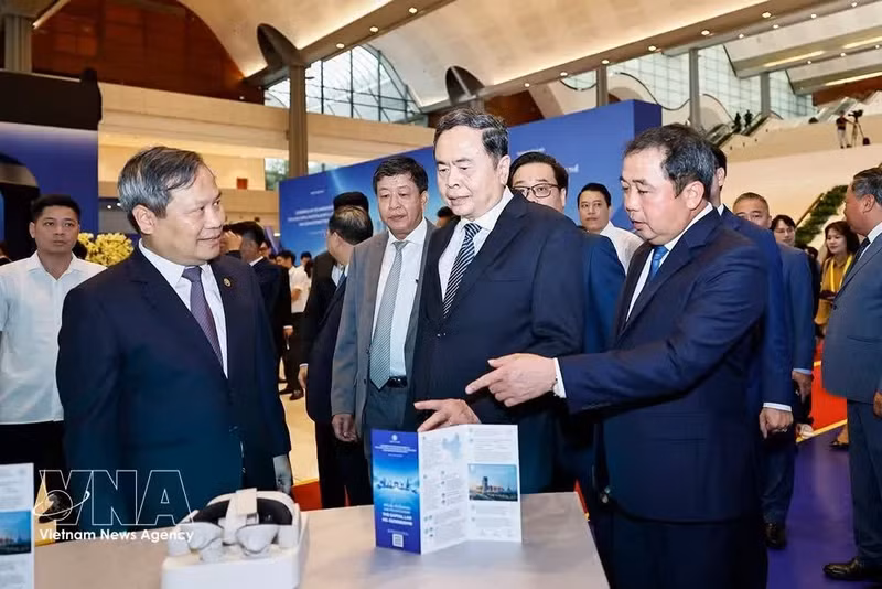 Le président de l’Assemblée nationale, Trân Thanh Mân, visite l’espace d’exposition dédié à la zone industrielle numérique, à l’administration numérique et au Centre de l’innovation. Photo: VNA