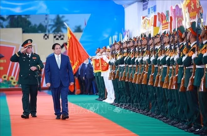 Le Premier ministre Pham Minh Chinh assiste au 80e anniversaire de la Journée traditionnelle des forces armées de la 5ᵉ Région militaire. Photo: VNA