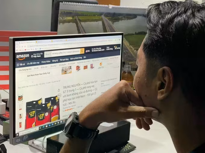 Les consommateurs découvrent et commandent du café vietnamien sur Amazon. Photo : SGGP.