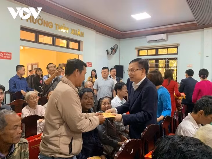 Le ministre des Affaires étrangères, Lê Hoài Trung remet des cadeaux du Têt dans le quartier de Thuy Xuân (Huê). Photo: Lê Hiếu/VOV Centre