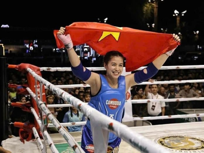 Phung Thi Hông Tham remporte la médaille d'or dans la catégorie amateur féminine des 63 kg aux Championnats du monde de Kun Khmer 2026. Photo : NLĐ/CVN.