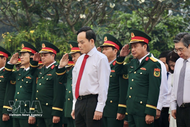 Les dirigeants de Hô Chi Minh-Ville rendent hommage aux héros morts pour la Patrie, Photo : VNA.