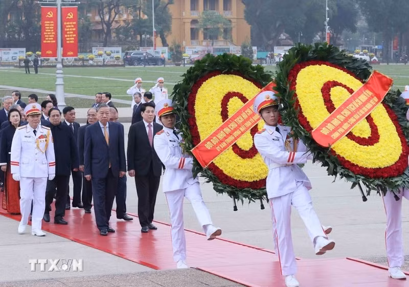 Les dirigeants rendent hommage au Président Hô Chi Minh et aux héros morts pour la Patrie. Photo : VNA.