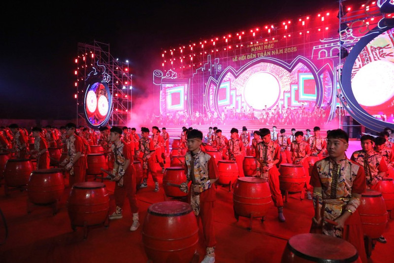 Spectacle de tambours en ouverture de la Fête du temple des rois Trân 2025. Photo : VNA.