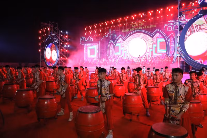 Spectacle de tambours en ouverture de la Fête du temple des rois Trân 2025. Photo : VNA.