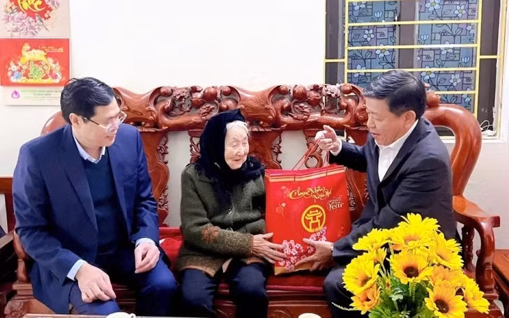 Hanoï distribue plus de 1,16 million de cadeaux du Têt pour un budget total dépassant 574 milliards de dôngs. Photo: VTV