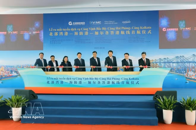 Inaugurer la ligne de service portuaire reliant le port du Golfe du Bac Bo – le port de Hai Phong – le port de Kolkata. Photo: VNA
