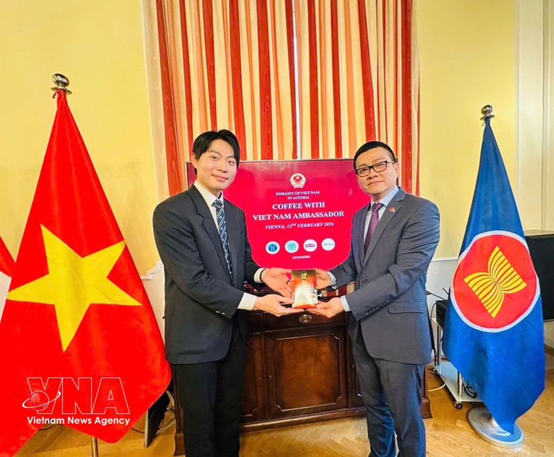 L’ambassadeur du Vietnam en Autriche, Vu Le Thai Hoang (droite) et le représentant du programme de master international de l’Académie diplomatique de Vienne. Photo: VNA.
