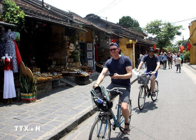 Visiteurs étrangers à Hoi An. Photo : VNA.