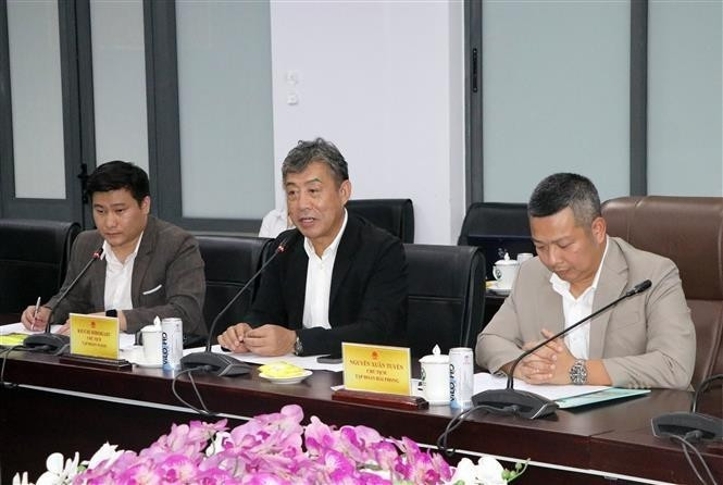 Le président du groupe WAGO, Kiuchi Hirokazu, s'exprime lors de la réunion avec les représentants du Comité populaire de la province de Vinh Long, le 12 septembre. Photo : VNA.