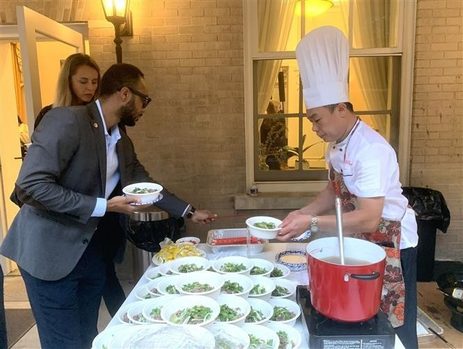 Les participants dégustent le "pho bo" lors de l'événement. Photo : VNA.