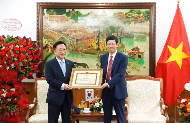 Le vice-ministre Ho An Phong remet le certificat de mérite du ministre de la Culture, des Sports et du Tourisme à l'ambassadeur du tourisme du Vietnam en République de Corée, Ly Xuong Can, en reconnaissance de sa contribution. Photo : Collaborateur/Vietnam+