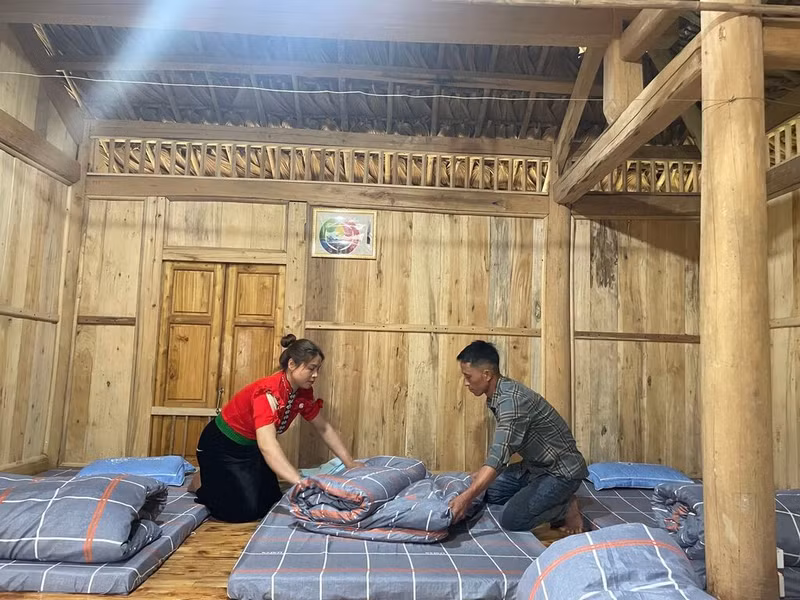 Hà Thi Hiêu, de l’ethnie Thai, vivant à Vân Hô, prépare un lit pour les visiteurs.