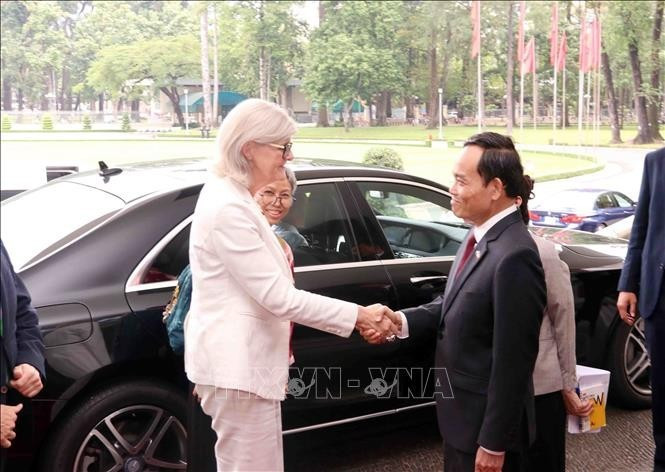 La Gouverneure générale australienne Sam Mostyn et Tran Luu Quang, secrétaire du Comité du Parti de Ho Chi Minh-Ville. Photo : VNA.