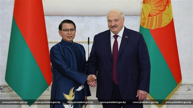 L’ambassadeur du Vietnam en Biélorussie, Nguyen Van Trung et le président biélorusse, Alexandre Loukachenko à Minks. Photo : VNA.