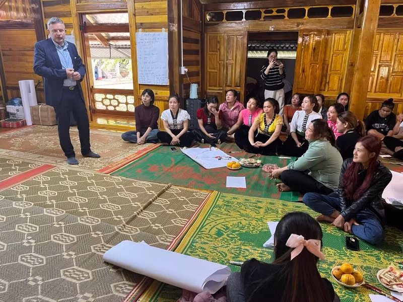 Edgar Doerig, représentant régional de l'Organisation internationale de la Francophonie pour l'Asie et le Pacifique prend la parole lors d'un cours de formation sur le marketing online pour les femmes des minorités ethniques de la commune de Vân Hô.