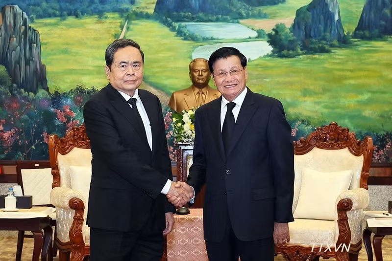 Le président de l'Assemblée nationale, Tran Thanh Man, s'entretient avec le secrétaire général du Parti et président de la République lao, Thongloun Sisoulith. (Photo : Doan Tan – VNA)