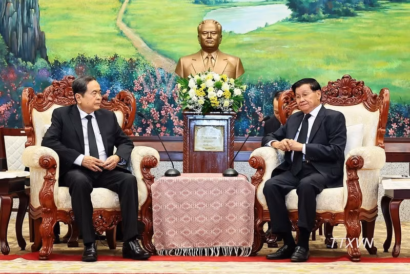 Le président de l'Assemblée nationale, Tran Thanh Man, s'entretient avec le secrétaire général du Parti et président de la République lao, Thongloun Sisoulith. (Photo : Doan Tan – VNA)