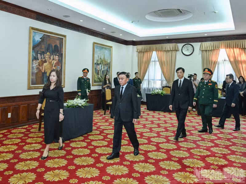 Tran Cam Tu, Permanent du Secrétariat du Comité central du Parti, conduit la délégation de haut niveau du Parti et de l’État vietnamiens venue rendre hommage au président de l’Assemblée nationale lao, Saysomphone Phomvihane. (Photo : Duy Linh)