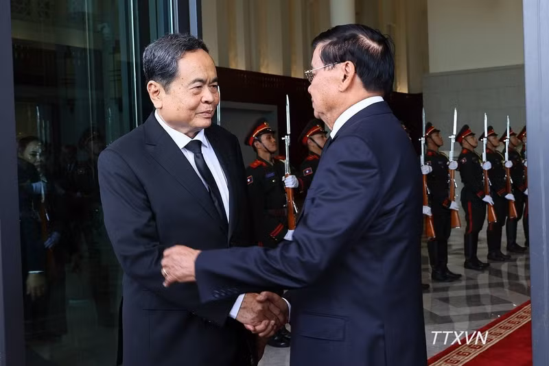 Le président de l'Assemblée nationale, Tran Thanh Man, s'entretient avec le secrétaire général du Parti et président de la République lao, Thongloun Sisoulith. (Photo : Doan Tan – VNA)