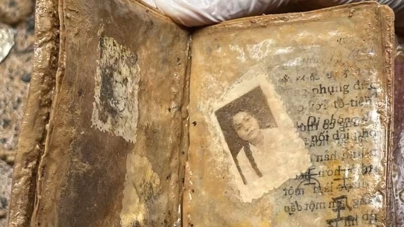 Découverte de la photo d'une femme lors de l'exhumation d'un soldat inconnu à Da Nang