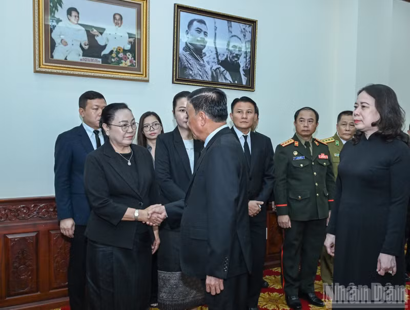 Tran Cam Tu présente ses condoléances aux responsables de l’ambassade du Laos au Vietnam. (Photo : Duy Linh)