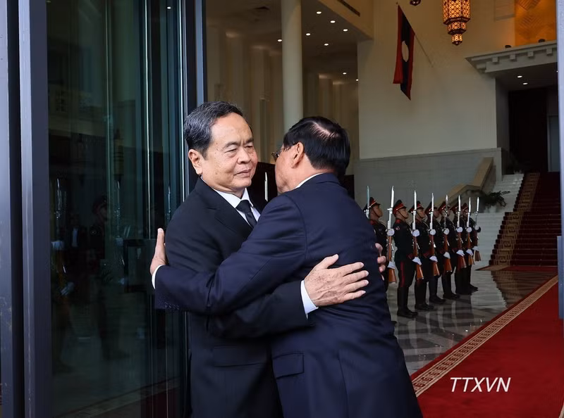 Le président de l'Assemblée nationale, Tran Thanh Man, s'entretient avec le secrétaire général du Parti et président de la République lao, Thongloun Sisoulith. (Photo : Doan Tan – VNA)