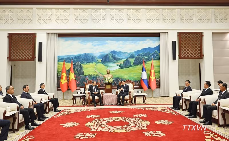 Le président de l'Assemblée nationale, Tran Thanh Man, s'entretient avec le secrétaire général du Parti et président de la République lao, Thongloun Sisoulith. (Photo : Doan Tan – VNA)