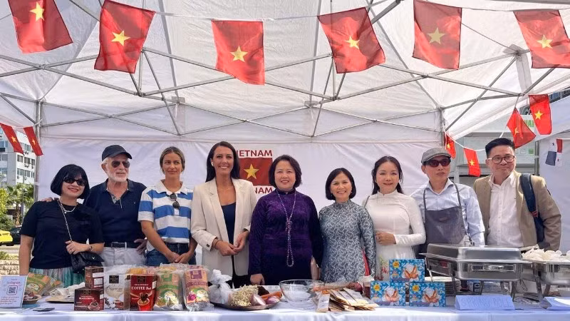 L'Ambassadrice Pham Thi Thu Huong (au centre) et le Maire adjoint de la ville de Piraeus (4e à partir de la gauche) avec les fonctionnaires et le personnel de l'Ambassade du Vietnam en Grèce et des amis grecs au stand de présentation de la cuisine et des produits agricoles séchés du Vietnam. Photo : Ambassade du Vietnam en Grèce.