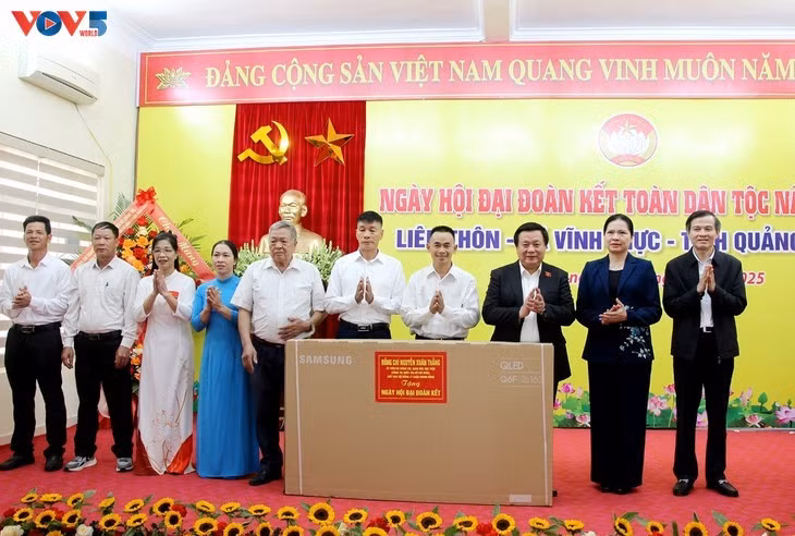 Nguyên Xuân Thang et sa délégation remettent des téléviseurs à sept villages de la commune de Vinh Thuc. Photo : Truong Giang/VOV-Nors-Est.