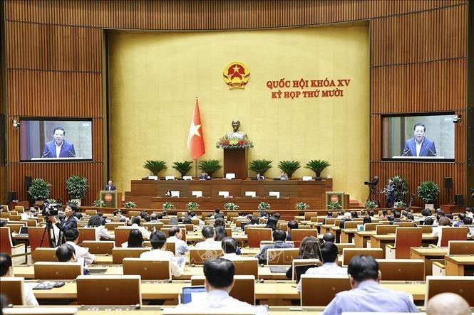 Le ministre de la Construction, Trân Hông Minh, a présenté ce 14 novembre 2025 le rapport proposant la décision d’investissement pour la construction de l’aéroport international de Gia Bình. Photo : Doan Tân/VNA.