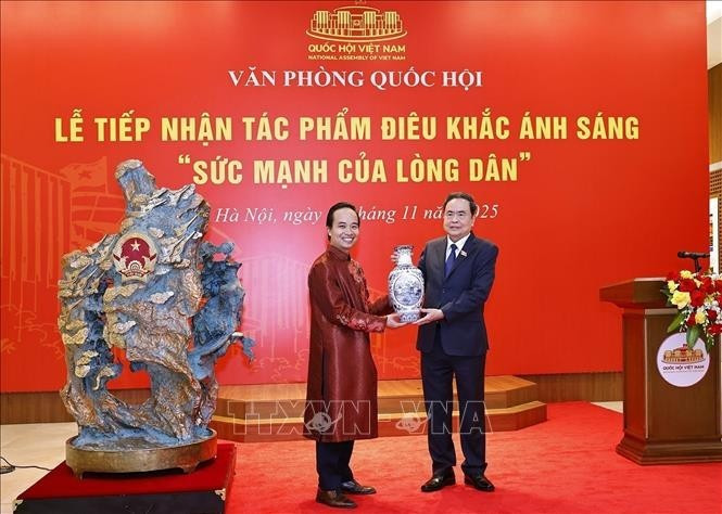 Le président de l'Assemblée nationale, Tran Thanh Man, remet un cadeau à l'artisan Bui Van Tu. Photo : VNA.