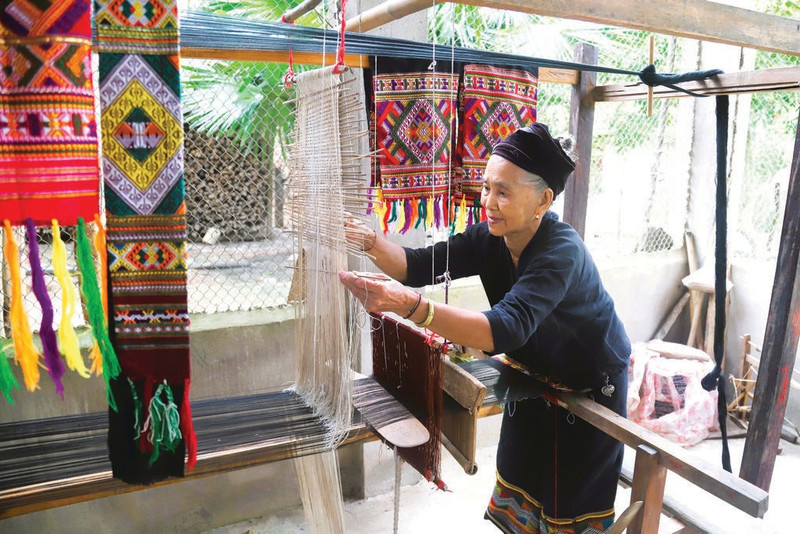Depuis 2010, Vi Thi Dung collecte, tisse et brode avec passion les cos tumes traditionnels des O Du.